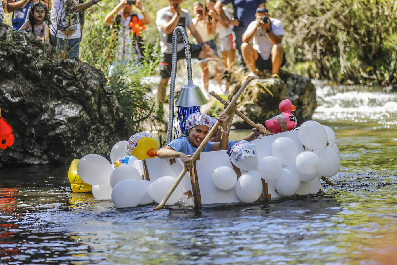 Veintitrés embarcaciones participan en la carrera de barcos de cartón